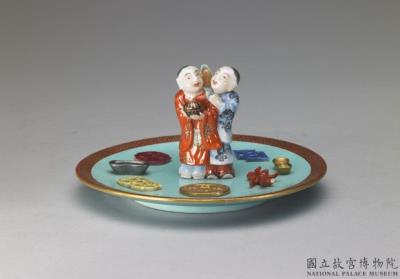 图片[3]-Incense stick holder in the shape of the Twin Immortals of Union and Harmony with the Eight Treasures in famille rose on a green ground, Qing dynasty, Qianlong reign (1736-1795)-China Archive